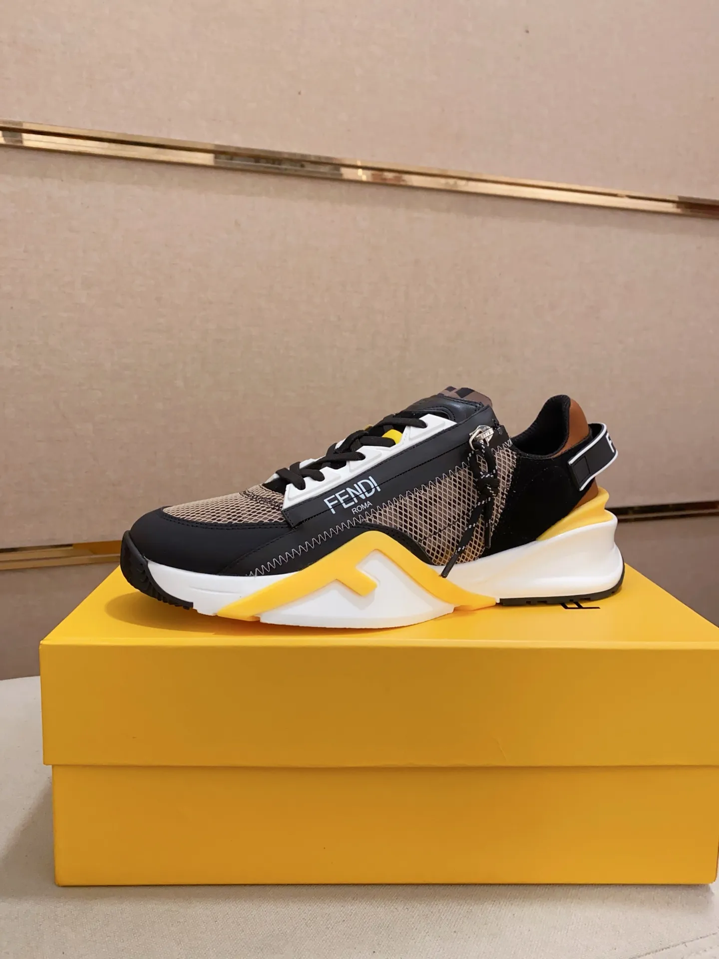 Men's shoes💰: 540💰(Higher version) [Fendi] Fendi's latest casual shoes for men! Available at counters simultaneously! A one-to-one replica of the original. Made entirely of imported top-grain calfskin, the interior is made of top-grain water-dyed cowhide, and the original factory-supplied rubber outsole. Leading new fashion concepts. Matching code: 38-44. 45 can be customized and non-returnable!